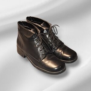 Women Vintage Leather Black Ankle Boots By Croft and Barrow Size 7.5M.